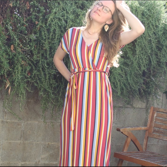 A few loose threads. See photos. Good used - Picture 1 of 10